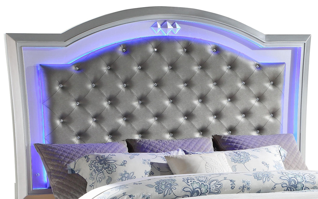 Shiney Contemporary Style Queen Bed in Silver finish Wood